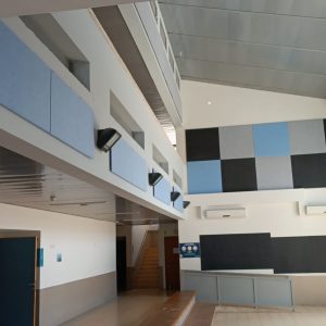 אריחים אקוסטיים דקו על קירות מבואה
